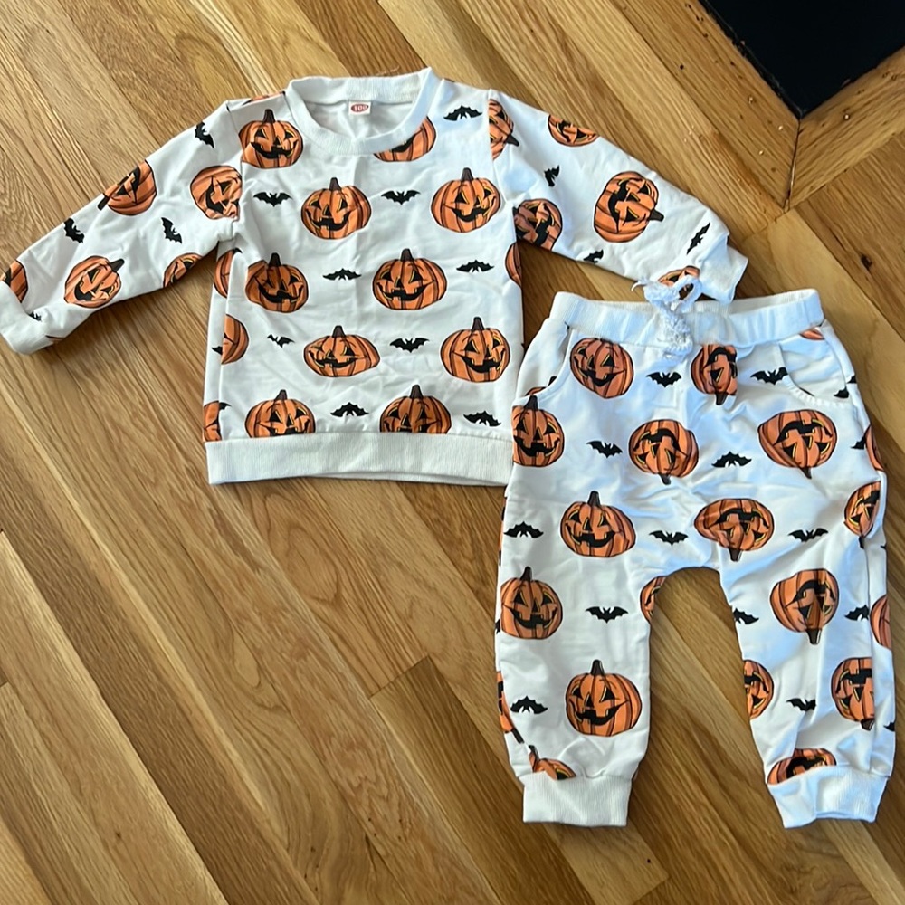 August & willow Halloween sweatsuit